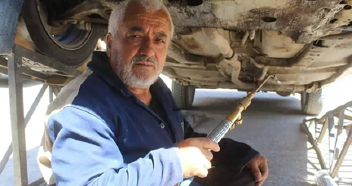 49 yıldır durmaksızın çalışıyor, arabalar onun elinde şekilleniyor! Talep her geçen gün azalıyor