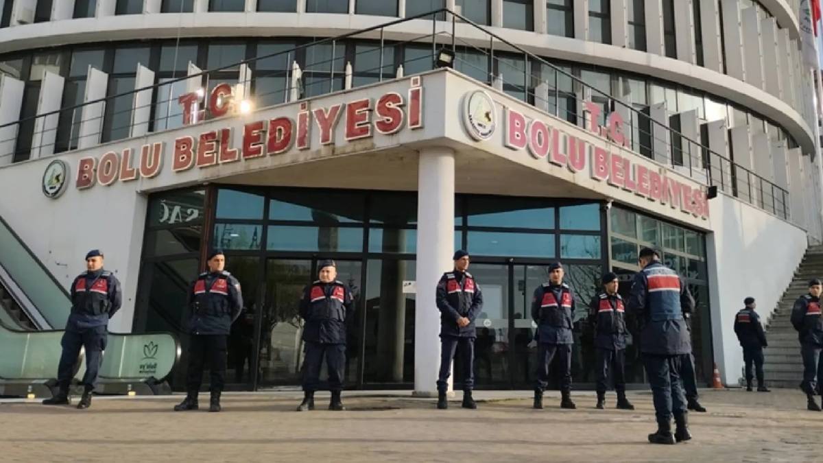 Bolu Belediyesi’ne yeni operasyon: Jandarma ekipleri binada arama yapıyor