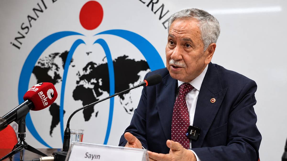 Arınç isim vermeden Bahçeli'yi eleştirdi: Apo'ya statü peşinde koşanlar önce KHK'yı halletsin
