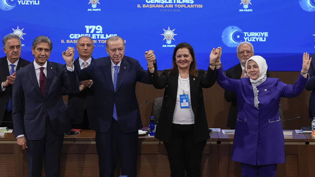 Son dakika! Erdoğan rozetini taktı: Burcu Köksal AK Parti'ye katıldı