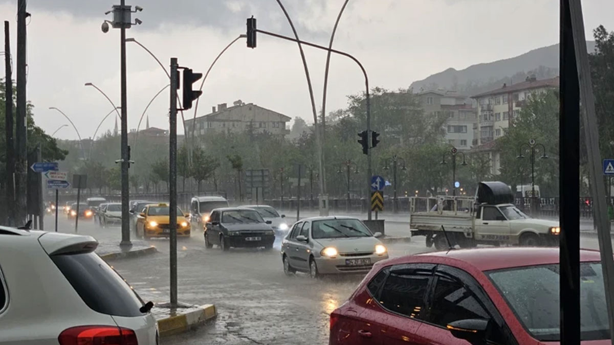 Çankırı'da sağanak faciası: Trafik tıkandı, sürücüler mahsur kaldı
