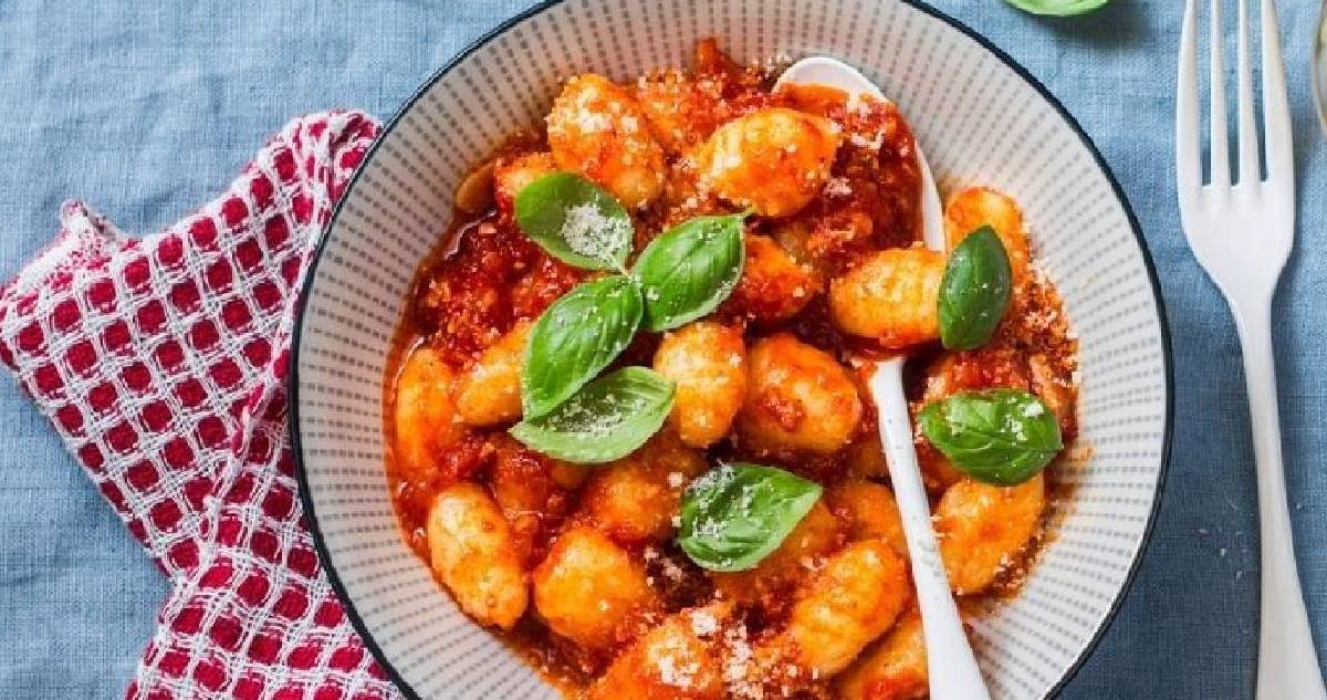 İtalyan Esintili Domates Soslu Gnocchi: Fırında Nar Gibi Kızaran Lezzet