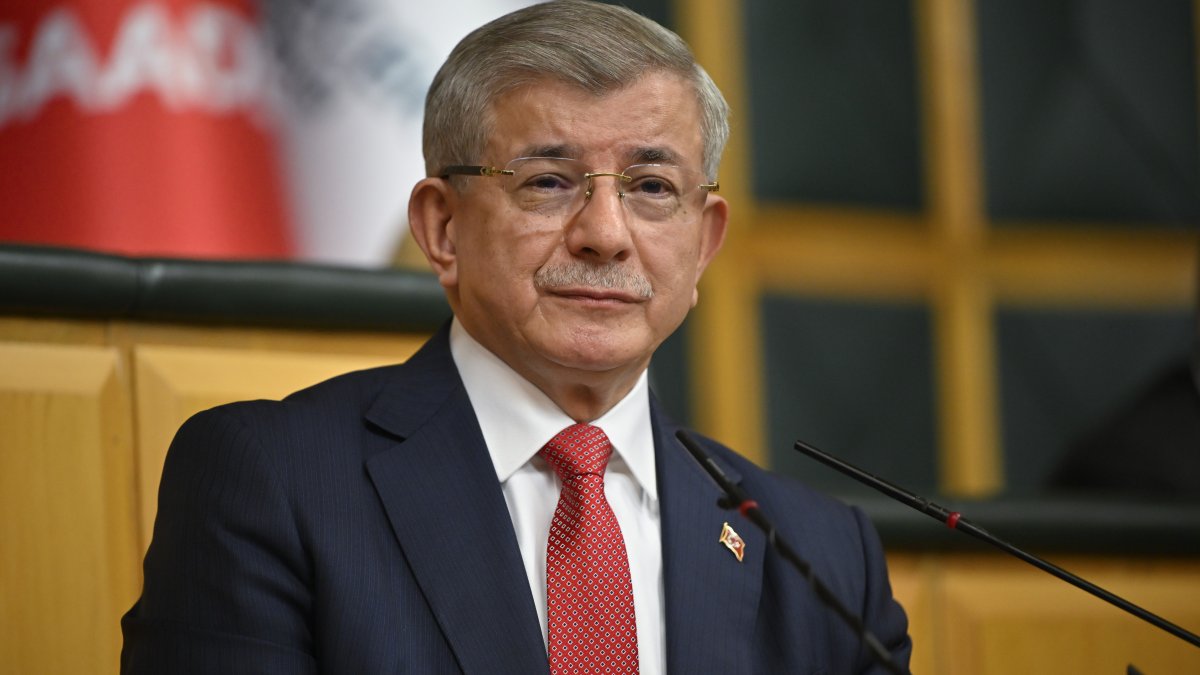 Davutoğlu: Siyasi saf değiştirmeler 'ahlaki çürüme'nin kanıtı