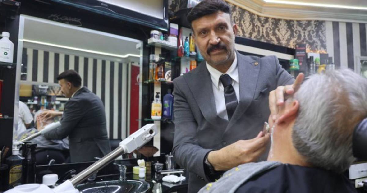 Böyle tıraş görülmedi! Müşterilerini takım elbiseyle tıraş ediyor, işine saygısını hiç kaybetmiyor
