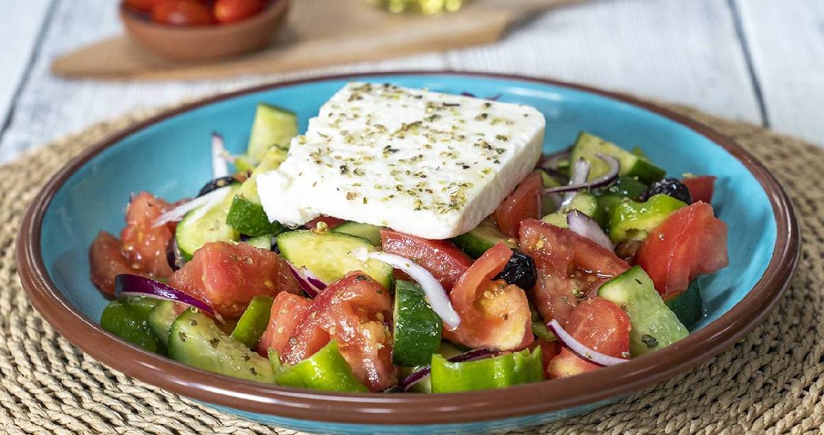 Sofralarınızda Ege esintisini hissedeceksiniz! Yunan Salatası Tarifi…