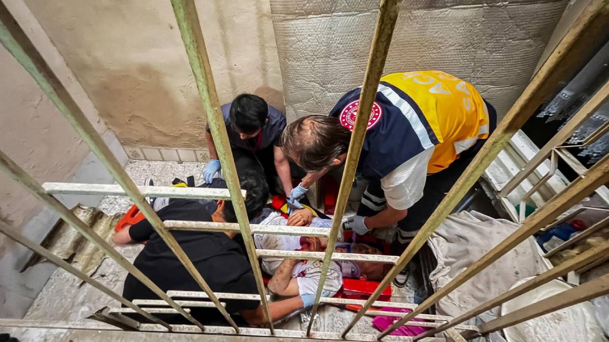 Apartman boşluğuna düşen vatandaş, itfaiye ekipleri tarafından kurtarıldı