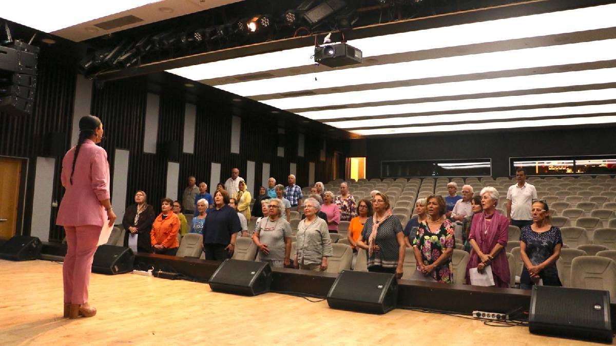 Hem hemşire hem tiyatrocu: İzmirlilere çifte hizmet