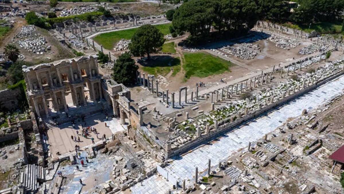 Efes’te “taş hastanesi” kuruldu: Tarihi sütunlar yeniden ayağa kalkıyor  •