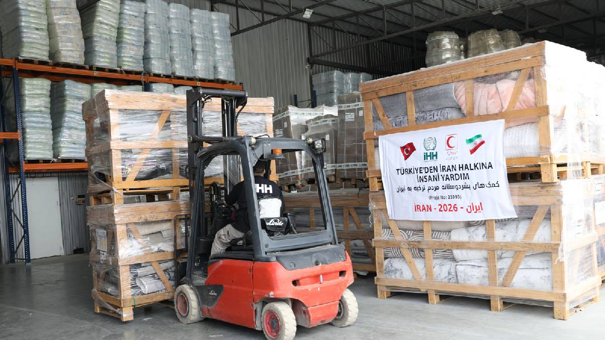 İHH’dan İran’a insani yardım: 7 tır uğurlandı