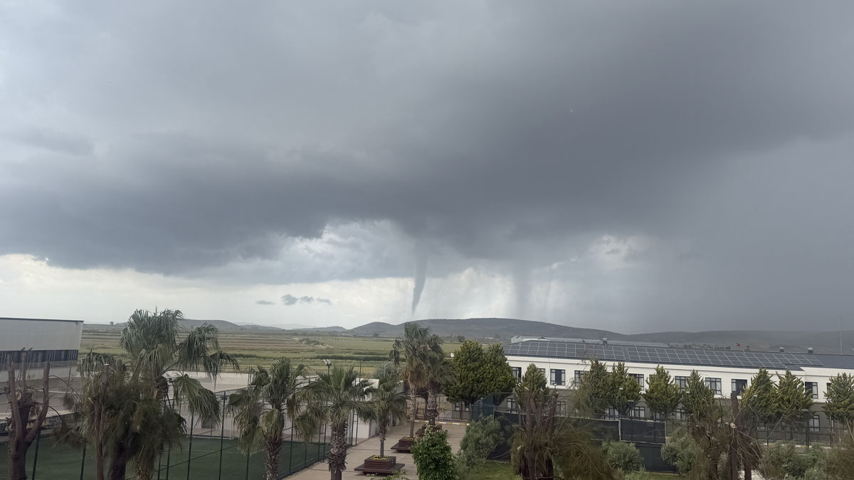 İzmir'de karada hortum oluşt