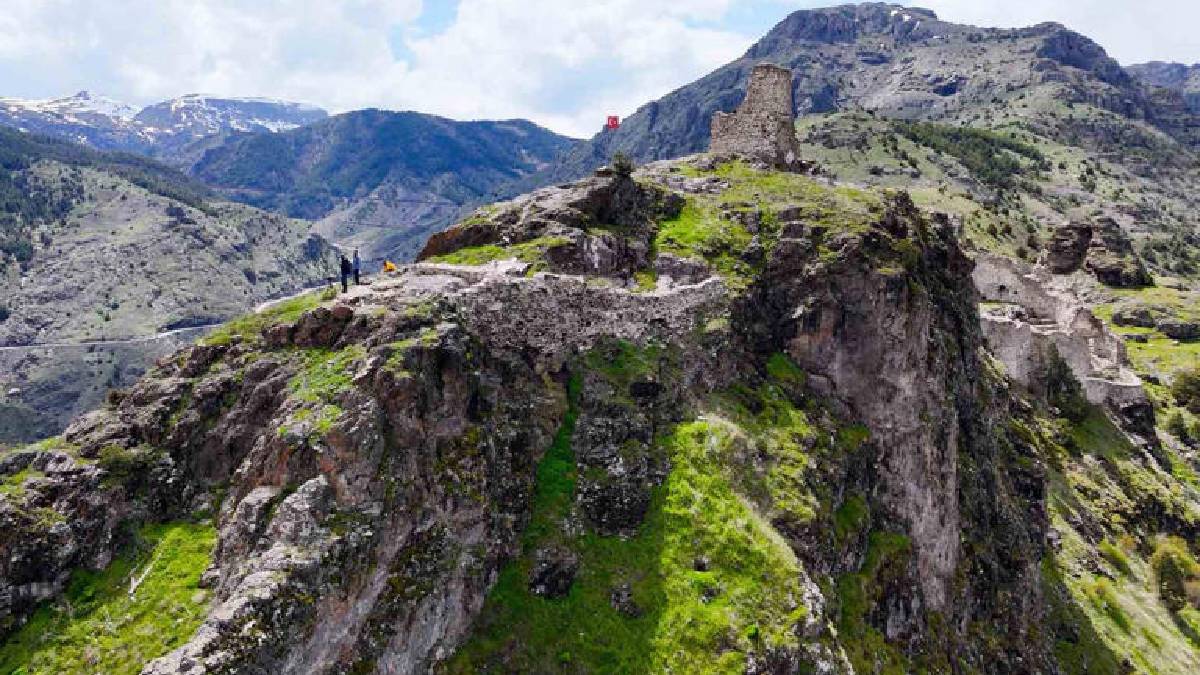150 metre yükseklikte sarp kayalıklar üzerine kurulu! Burası Gümüşhane’nin ‘Kartal Yuvası’