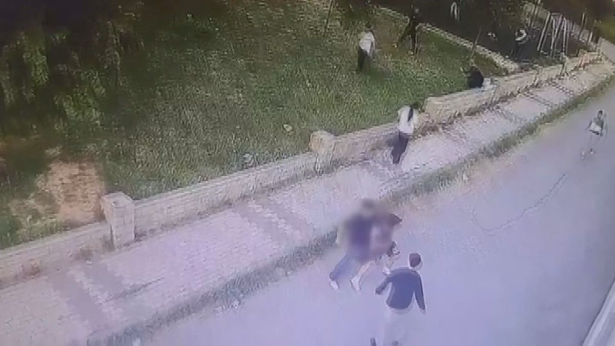 İstanbul’da parktaki kanlı kavga kamerada: 15 yaşındaki çocuğa 17 bıçak darbesi