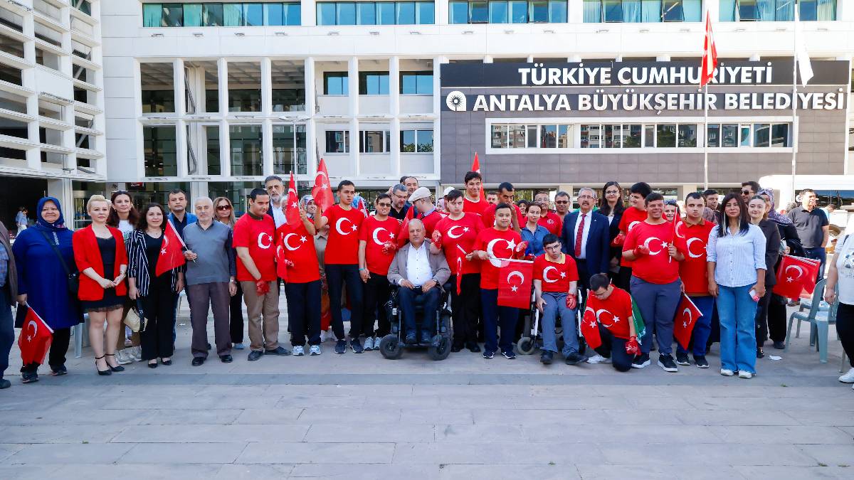 Antalya Büyükşehirden anlamlı tören: Özel bireyler bir günlüğüne asker oldu