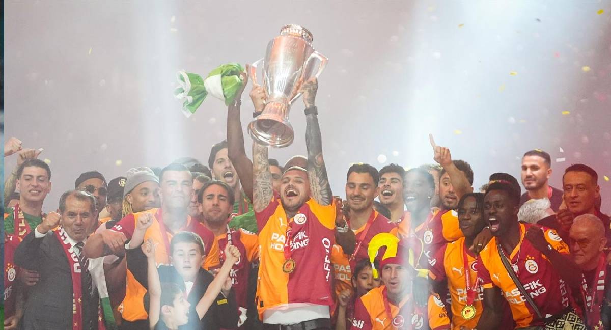 Galatasaray Şampiyonluk Kutlamasında Sacha Boey, Filistin Bayrağıyla Destek Verdi