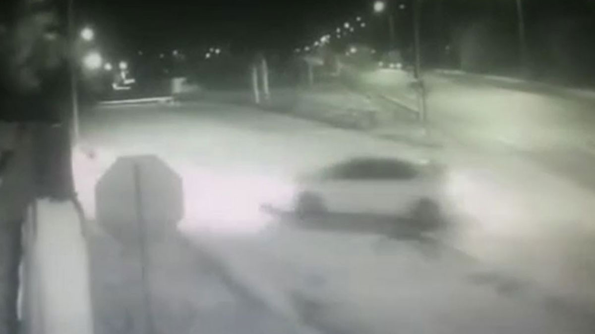 Kontrolden çıkan araç evin duvarına çarptı! O anlar kameraya yansıdı