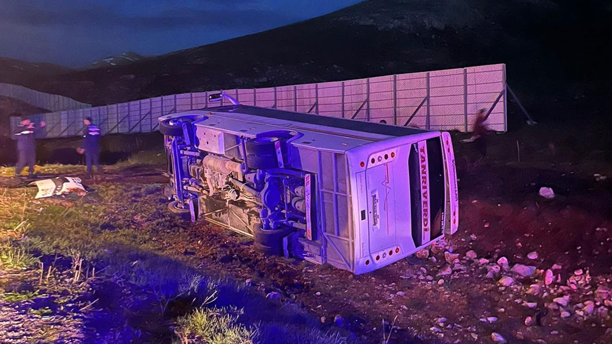 Sivas'ta maç dönüşü facia... Taraftarları taşıyan midibüs devrildi: 3'ü ağır 25 yaralı