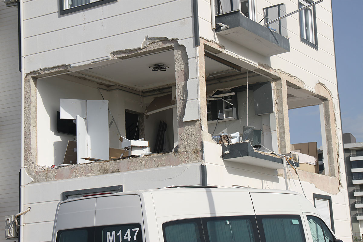 Antalya'da apartmanda tüp paniği: 'Deprem oldu zannettik'