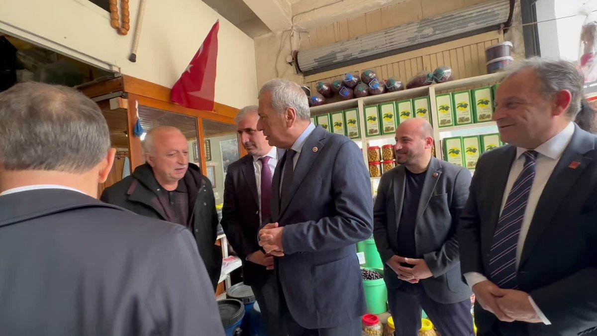 Trabzon’da vatandaşlar CHP’li Hasan Öztürkmen’e ekonomik sıkıntılarını anlattı: ​​​​​​​3 kişilik aileyim, geçinemiyorum