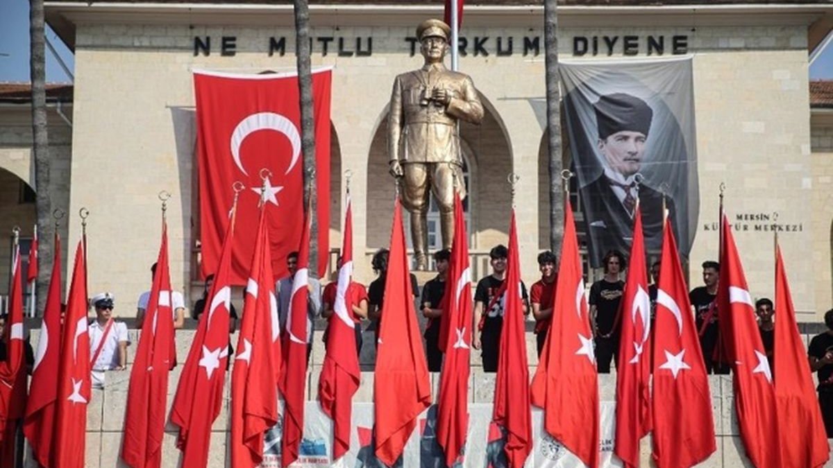 Yarın okullar tatil mi, yoklama alınır mı? MEB 19 Mayıs öncesi kararını netleştirdi!