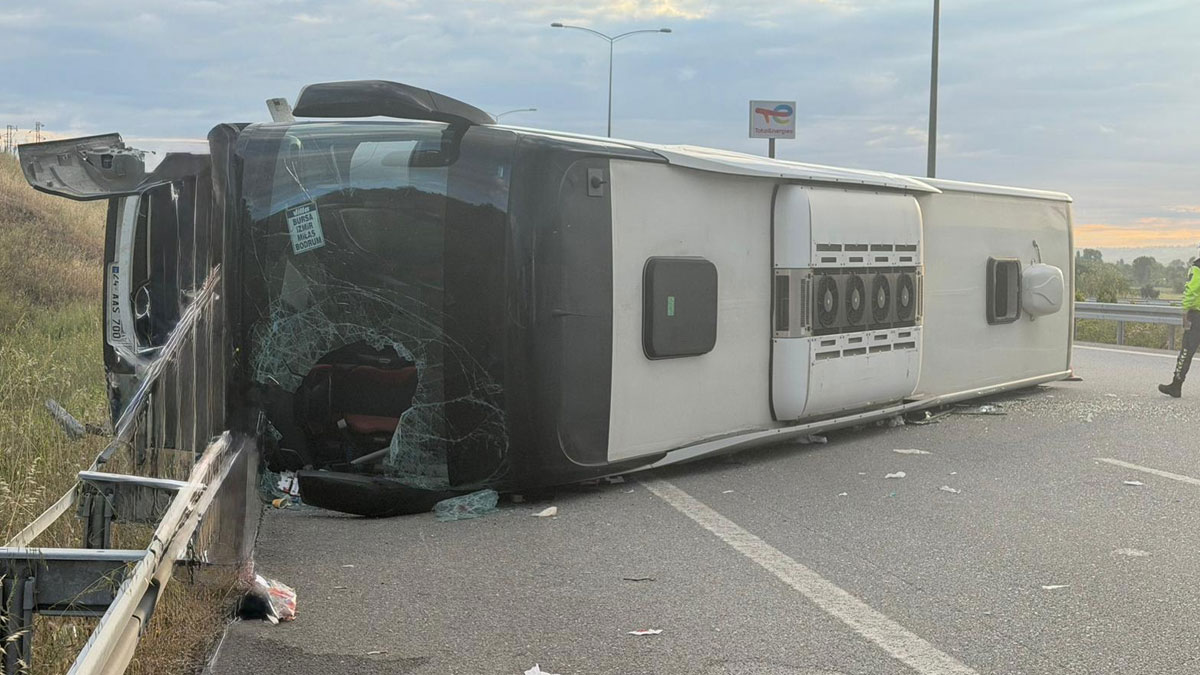 İstanbul-İzmir Otoyolu'nda kaza: Devrilen yolcu otobüsündeki 25 kişi yaralandı
