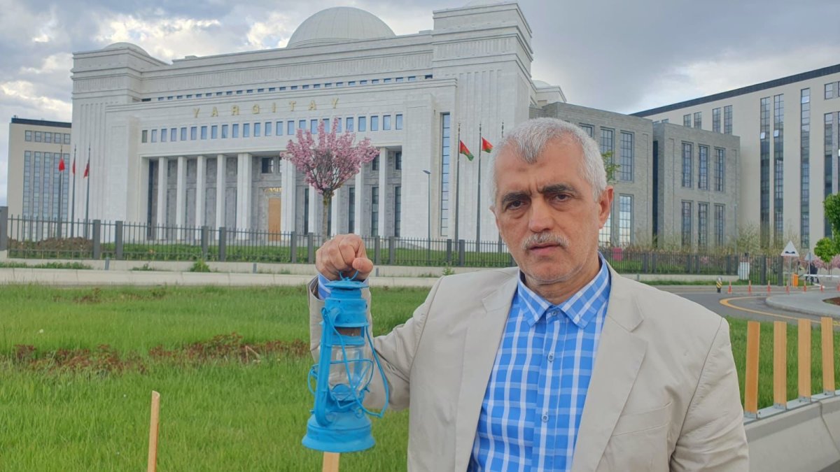 Gergerlioğlu Yargıtay önünde el feneriyle seslendi: Gündüz vakti adalet arıyorum