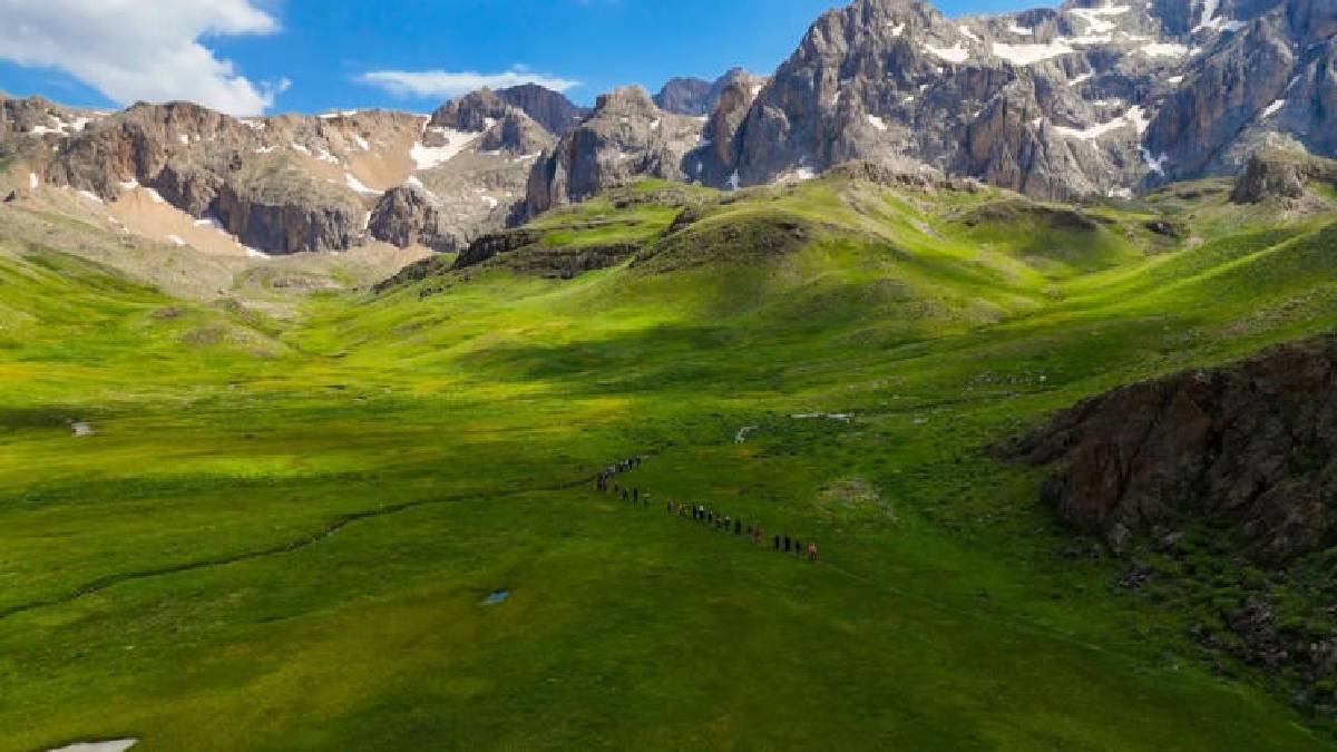 Kartpostal gibi dursa da gerçek! Erzincan’ın 2.500 rakımlık yaylası göz kamaştırıyor
