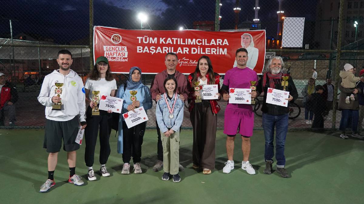 Gençlik turnuvalarında dereceye girenler ödüllerini aldı