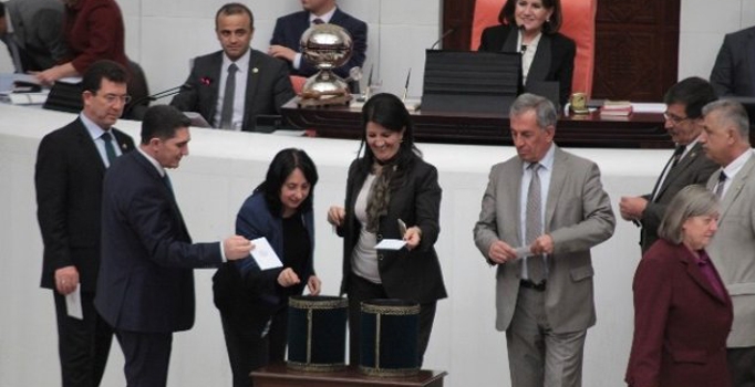 RTÜK'te 3 üyeliğin 
seçimi haftaya ertelendi