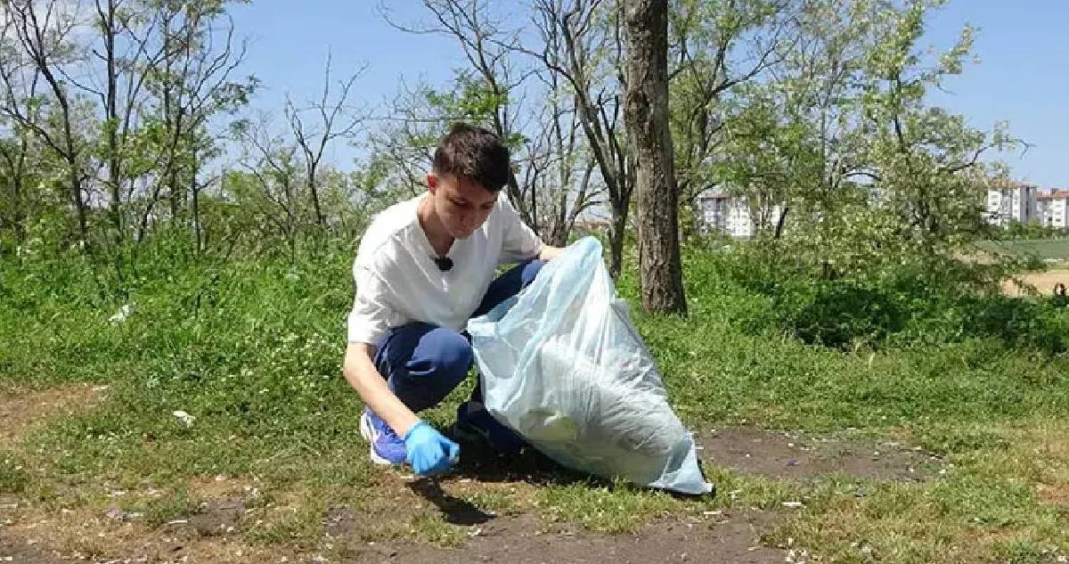 Ülkemi düşünüyorum dedi çöp topladı: 10 sınıf öğrencisi 9 aydır gönüllü olarak çevreyi temizliyor