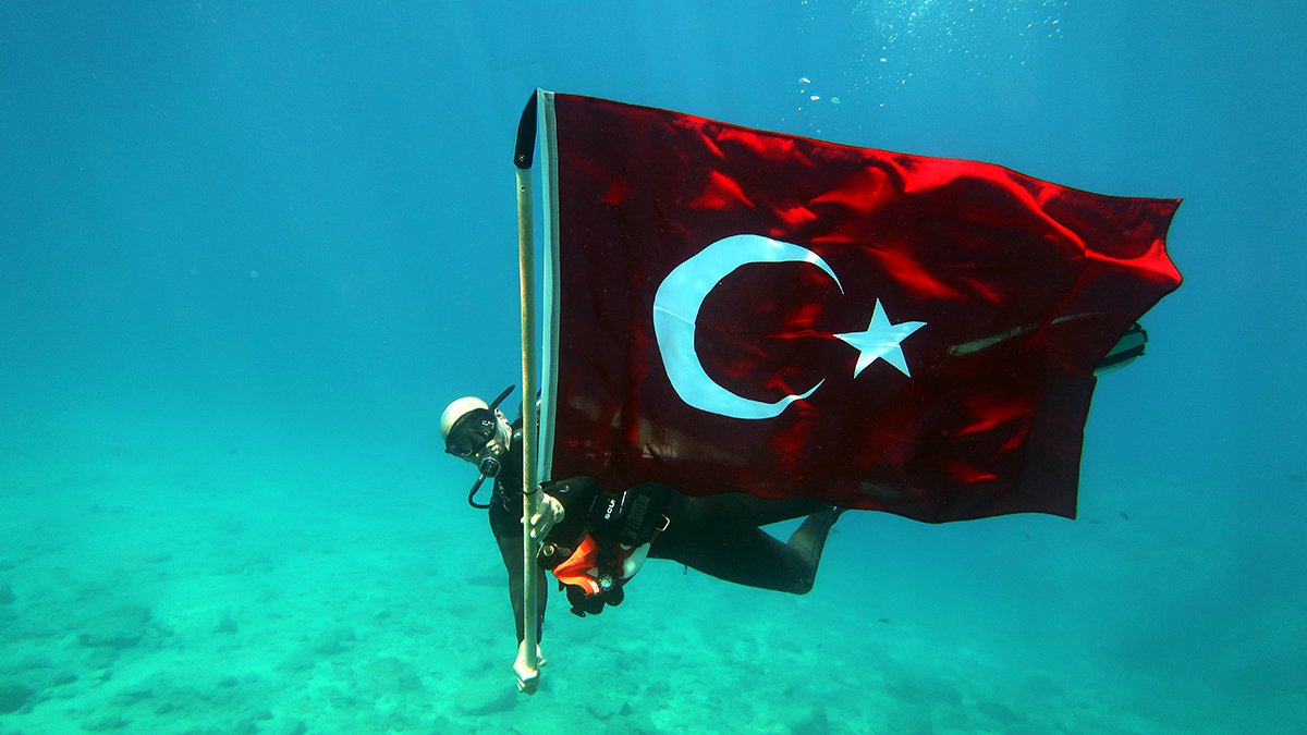 Fethiye'de dalgıçlar 19 Mayıs'ı deniz altında kutladı