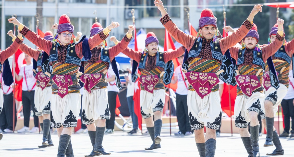 İzmir’de 19 Mayıs coşkusu Cumhuriyet Meydanı’nı sardı
