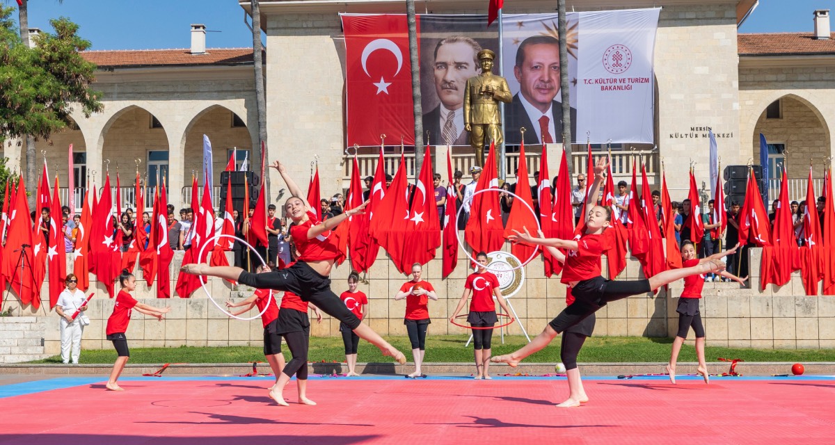 Mersin’de 19 Mayıs coşkusu Cumhuriyet Meydanı’nda kutlandı