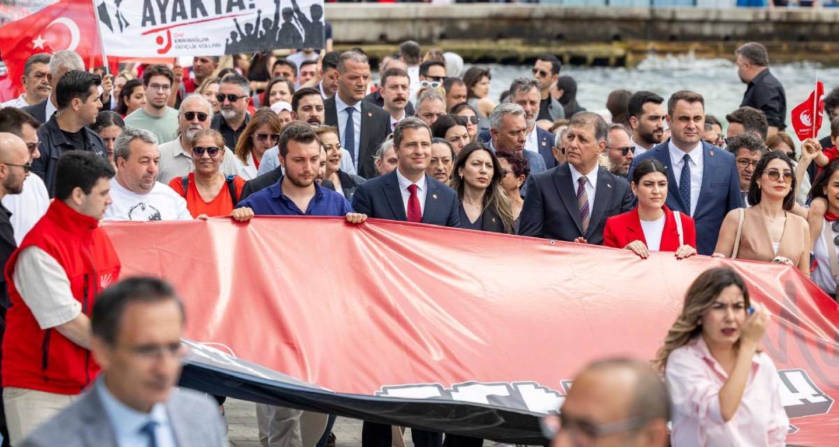 İzmir’de 19 Mayıs için Cumhuriyet Meydanı’nda tören ve yürüyüş düzenlendi