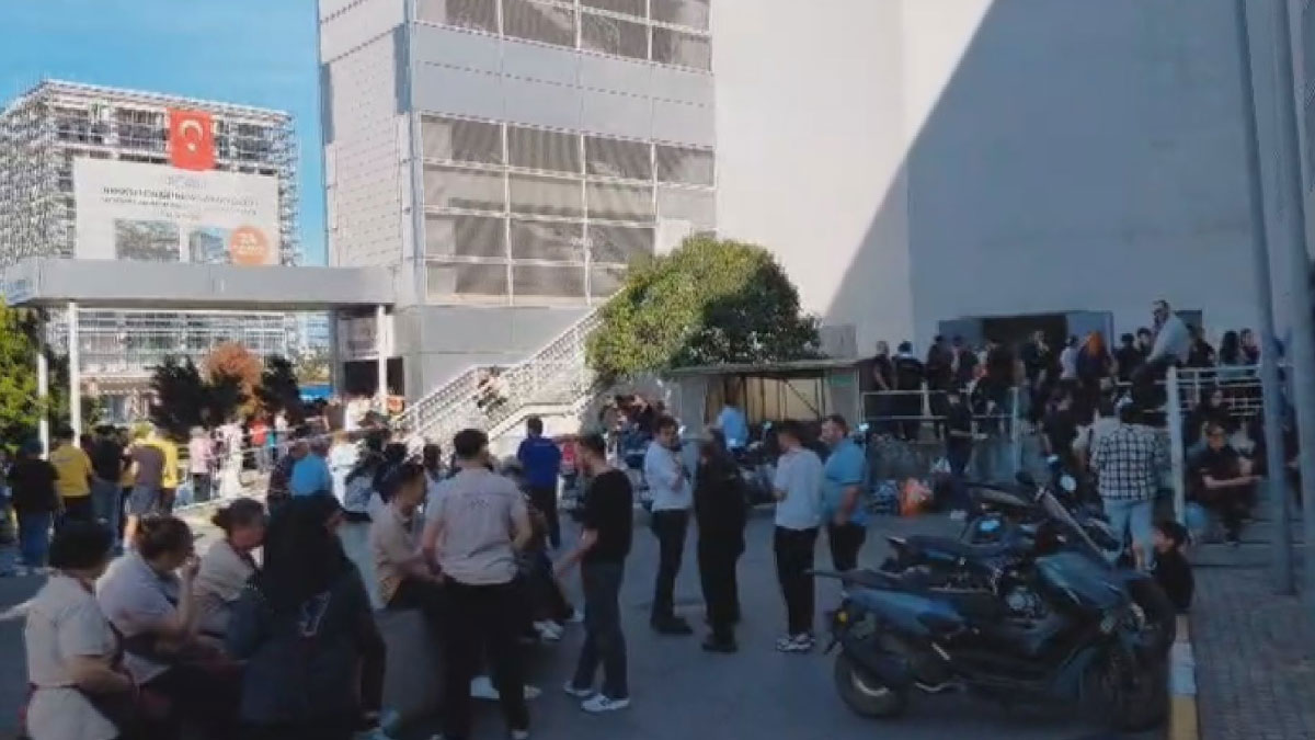 Pendik’te AVM çatısında yangın paniği
