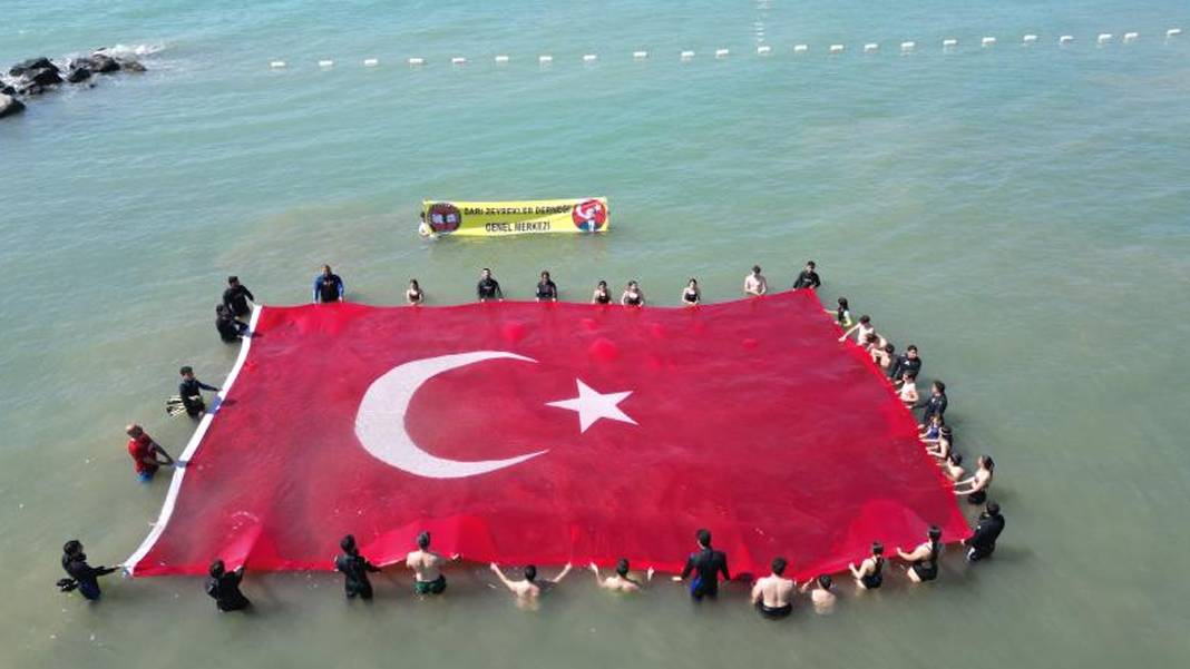 Hatay'da denizde 138 metrekarelik Türk bayrağı açıldı
