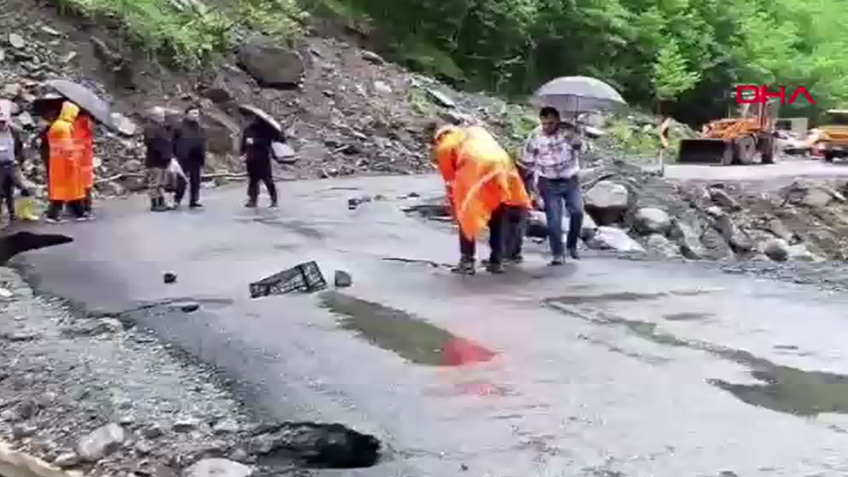 Artvin'de sağanak hayatı durdurdu: Dere taştı, köprü hasarlandı