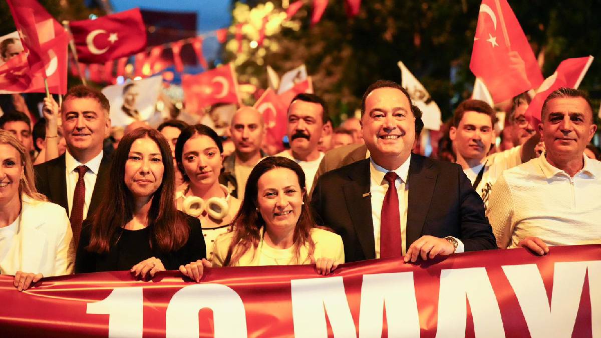 Manisa’da 19 Mayıs coşkusu zirveye ulaştı: Fener Alayı, Ozbi konseri ve 300 dronluk gösteri büyüledi