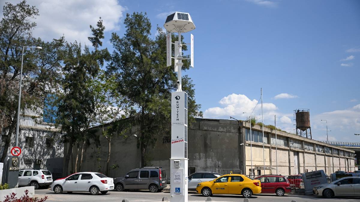 Parklarda kurulan hibrit direklerle temiz enerji dönemi başladı