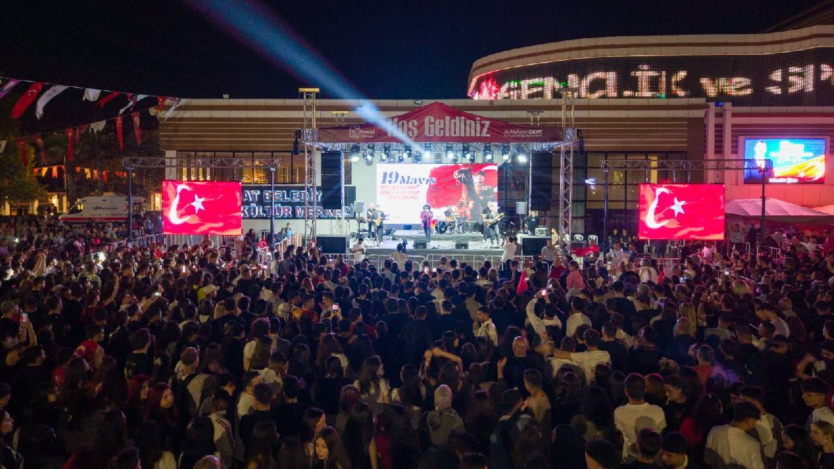 Manavgat’ta 19 Mayıs coşkusu fener alayı ve konserle taçlandı