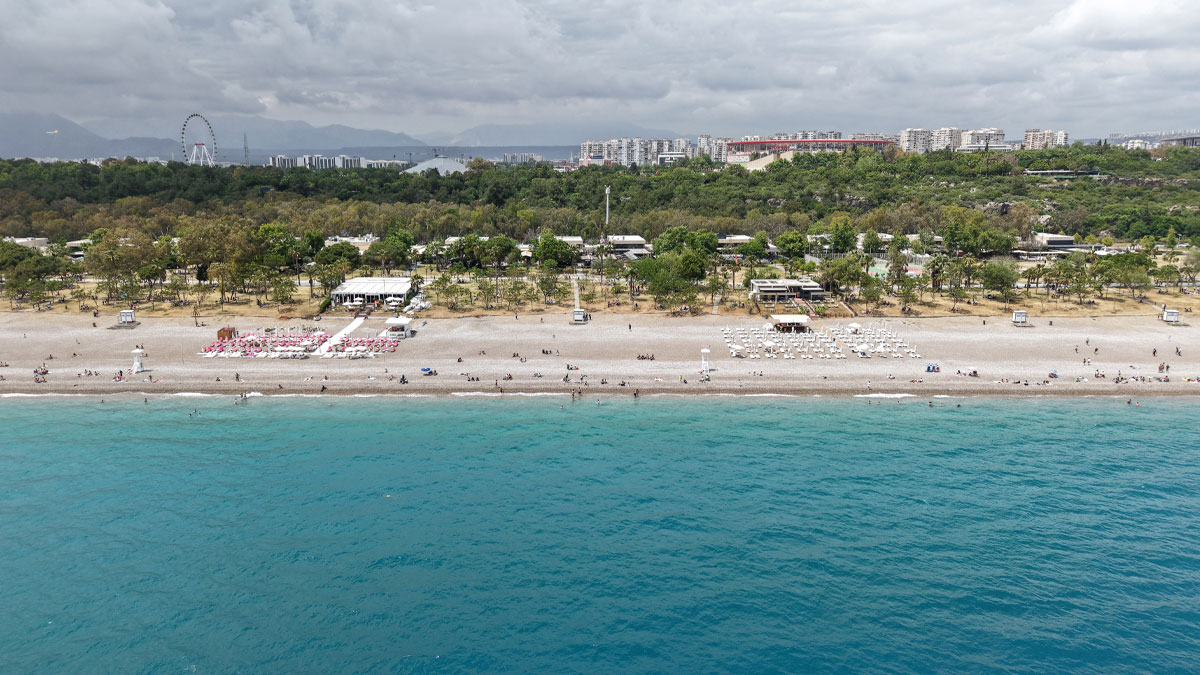 Antalya’da plajda bir günün maliyeti belli oldu: Şezlong ve şemsiye fiyatları cep yakıyor