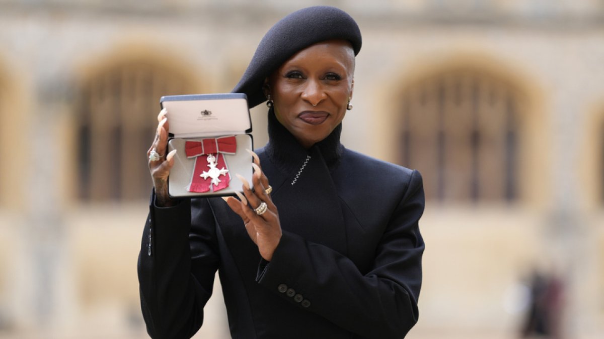 Cynthia Erivo'ya Prens William'dan kraliyet onur nişanı