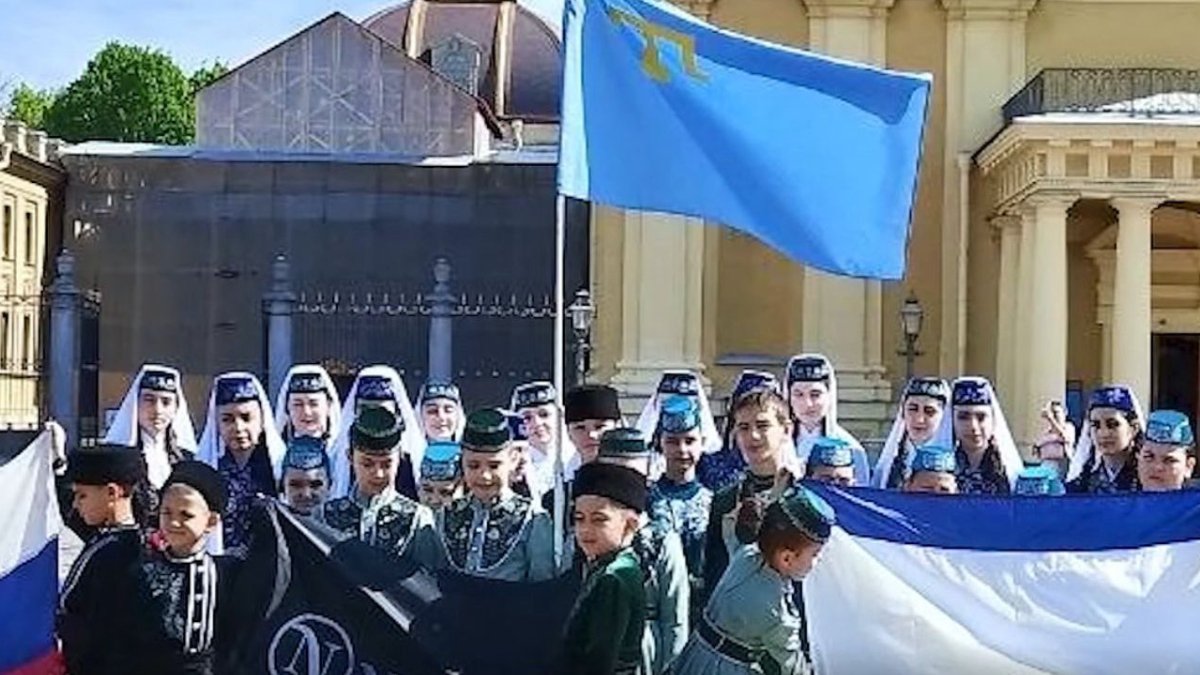 St. Petersburg’da Kırım Tatar bayrağı nedeniyle gözaltı: Çocuk topluluğunun gösterisi iptal edildi