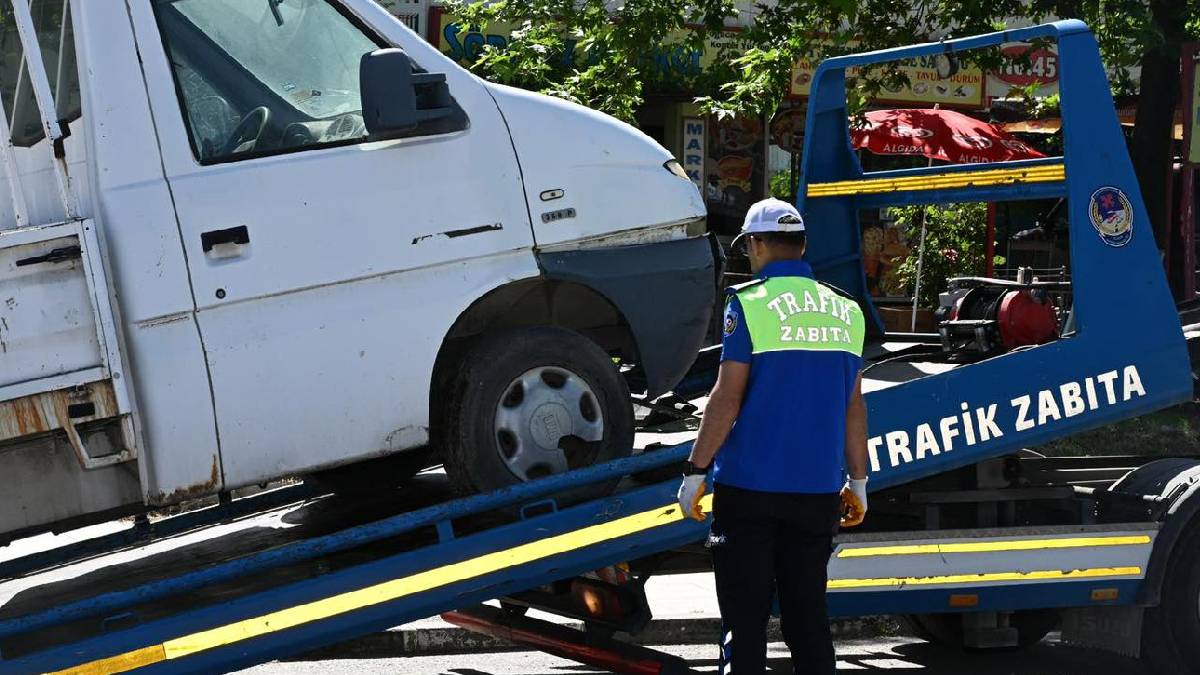 Manisa’da sokaklar atıl ve hurda araçlardan temizleniyor