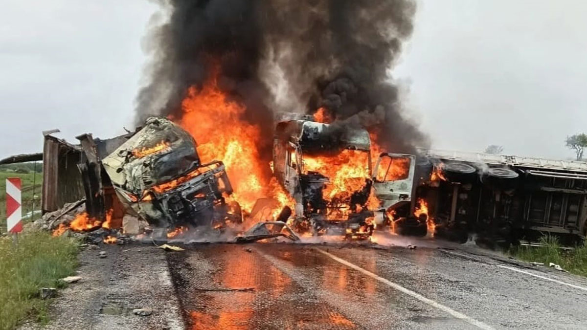 Kafa kafaya çarpıştılar: İki TIR alev aldı, sürücüler ağır yaralandı