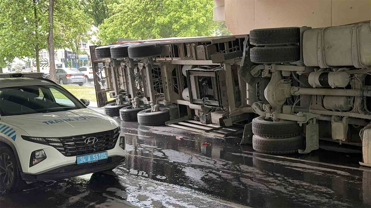 Bakırköy'de üst geçide çarpan tır yan yattı: Sürücü hastaneye kaldırıldı