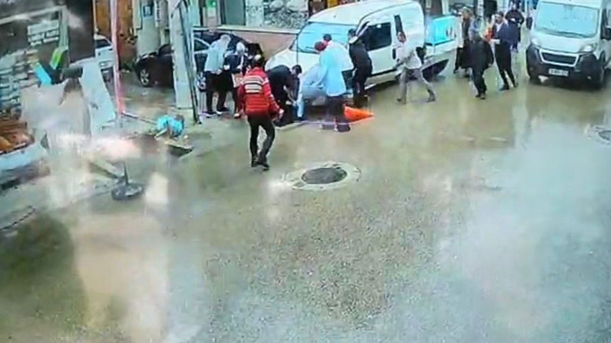 Bursa'da feci kaza! Yol kenarında bekleyen anne ve oğluna araç çarptı