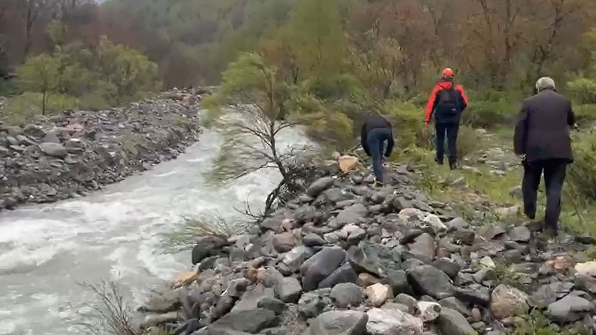 Köprüden düşen kadın akıntıya kapıldı