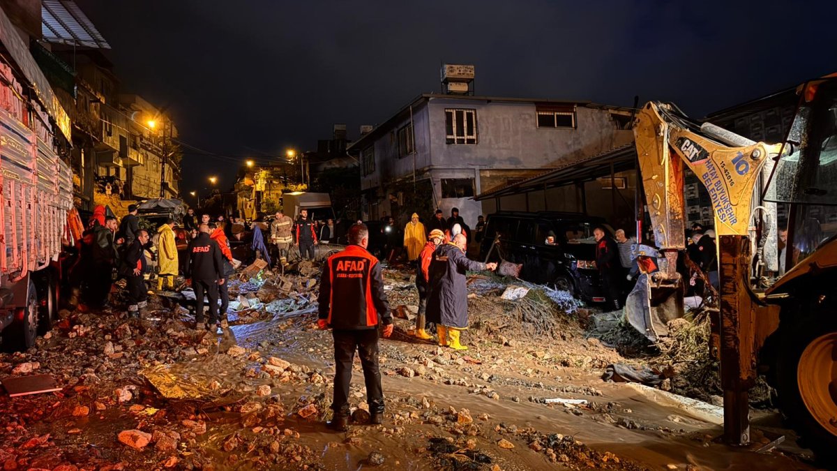 Hatay’da sel felaketi: Çöken evdeki 1 kişi öldü, 1 kişi göçük altında