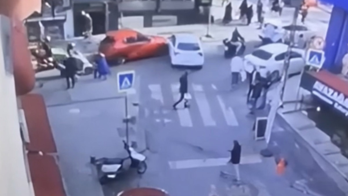 Kağıthane'de kaza! Otomobiller çarpıştı, araç dürümcü dükkanına girdi