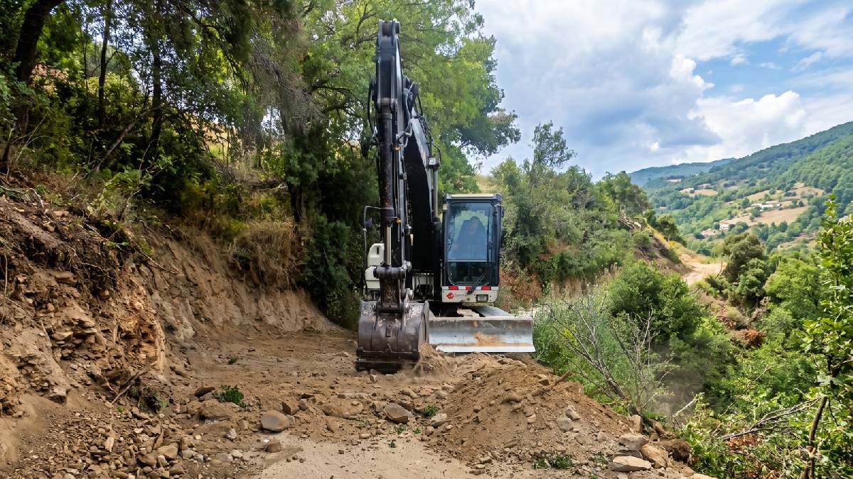 Efeler’de yol bakım ve onarım çalışmaları devam ediyor